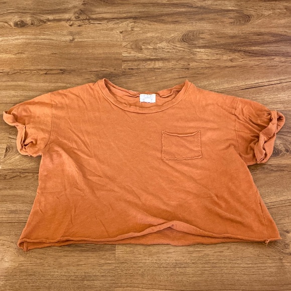 Tops - 5/$20 💥 DRE922 orange cropped t/shirt with a pocket in the front size small